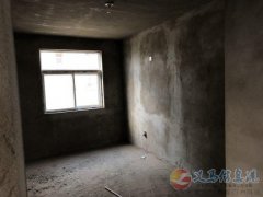 因急用錢(qián)，三室一廳低價(jià)毛坯房出售，地位位置好，隨時(shí)看房！