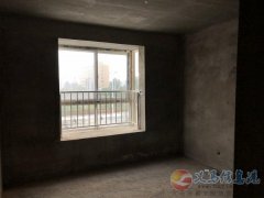 因急用錢(qián)，三室一廳低價(jià)毛坯房出售，地位位置好，隨時(shí)看房！
